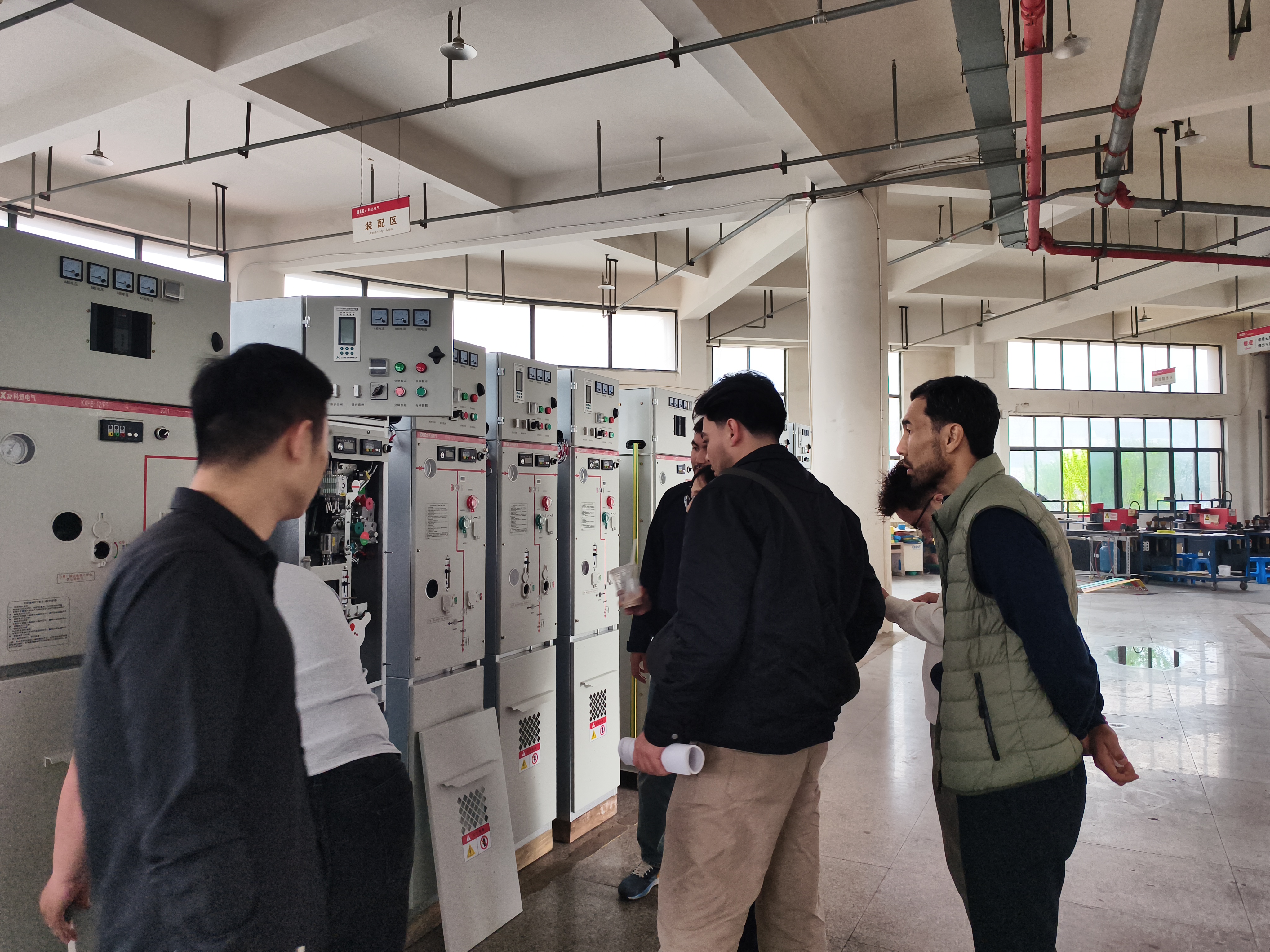 Klienci z Kazachstanu odwiedzają bazę produkcyjną sprzętu do dystrybucji energii wysokiego napięcia firmy Kexun Electric